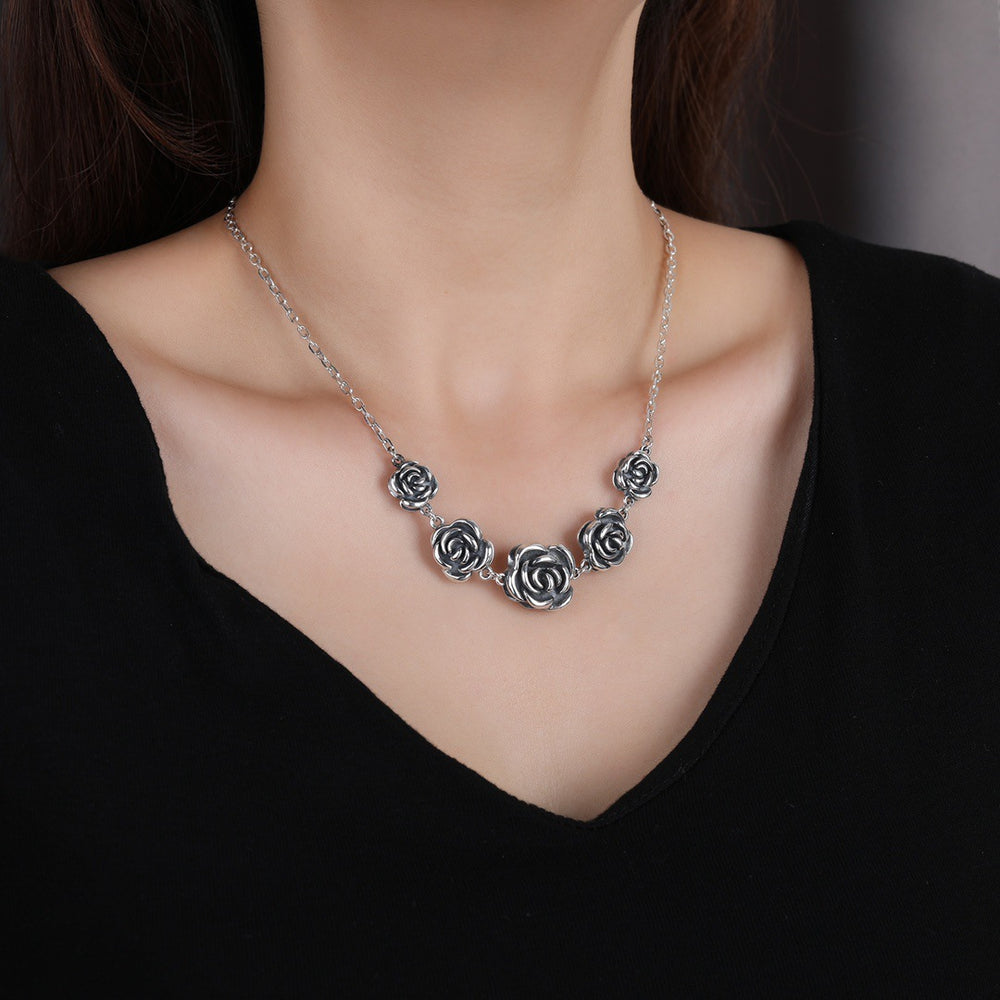 ✨ Rosélia – Collier minimaliste à roses argentées